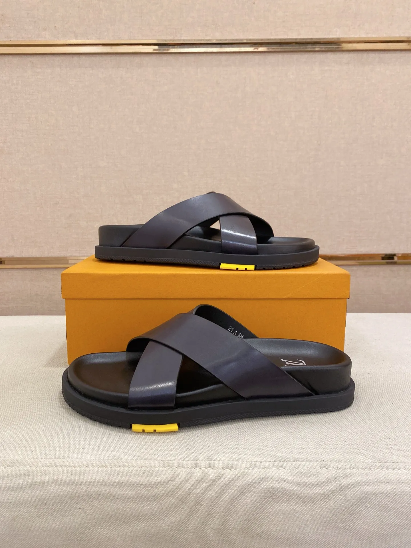 Factory price: 420💰Made by LV🔍Top purchasing agent. Men's spring and summer slippers are available at the same counter. The uppers are made of cowhide imported from Italy. High-quality craftsmanship, soles: original soles specially provided by the original factory, exclusive movable molded soles are super comfortable, original factory follow-up goods, 🔍🔍high quality, can be entered and exited the counter at will, welcome to compare, code number 38-44. Can be customized45